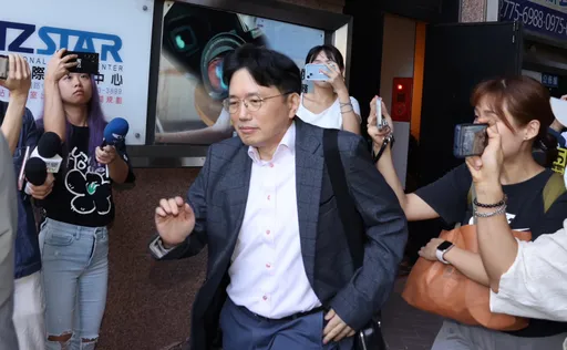 爆發花邊醜聞!江坤俊睽違2個月現身了 快速閃躲做「1手勢」離開現場