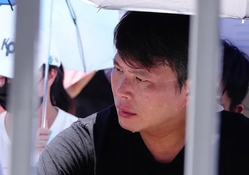 圖輯|熱到昏頭!北檢外聲援柯文哲 黃國昌、周榆修烈日下抗議