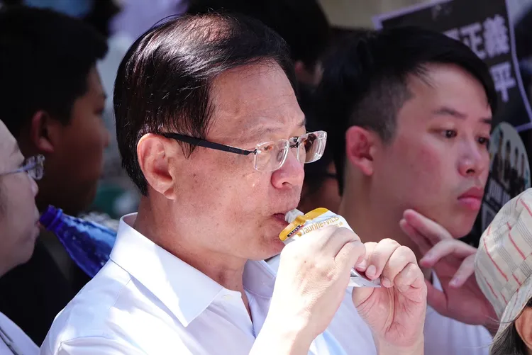 民眾黨立委張啟楷在現場喝能量飲料，似乎是為了抗議補充體力。記者莊宗達攝