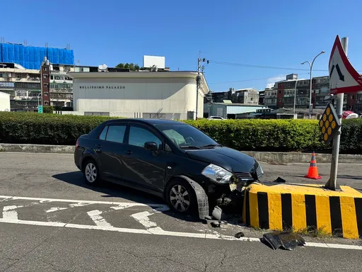 華江橋自撞分隔島車禍 被網友說中!駕駛「這原因」釀禍