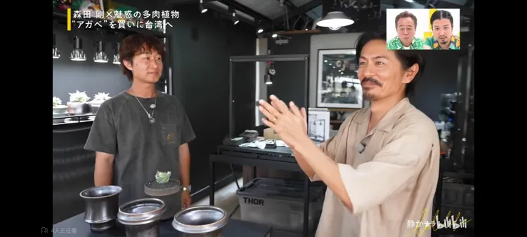 森田剛（右）一聽到老闆說他想買的龍舌蘭有現貨，開心地拍手。翻攝bilibili