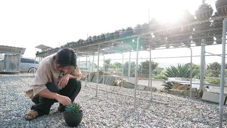喜愛多肉植物的森田剛，專程到台中的CJ Plants挑選龍舌蘭。翻攝LALALIFE_TBS X