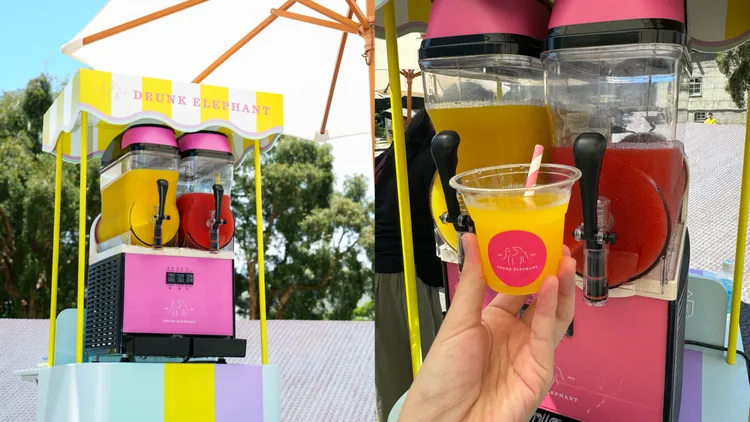 在活動現場拍照打卡上傳，可享受華山場限定的新鮮維他命C冰沙。左圖品牌提供、右圖張家玲攝