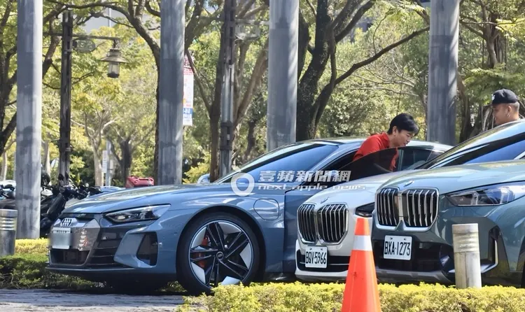 吳宗憲駕駛新入手的奧迪電動車到三立電視台錄節目，助理幫忙拿包包。特勤中心攝