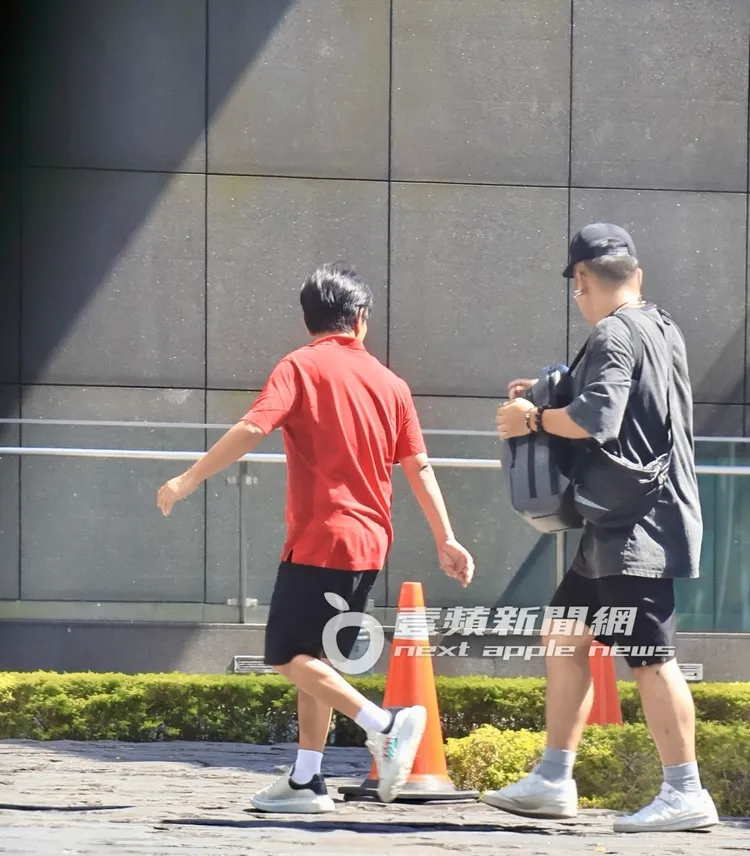 吳宗憲邊走進三立邊回頭查看新車。特勤中心攝