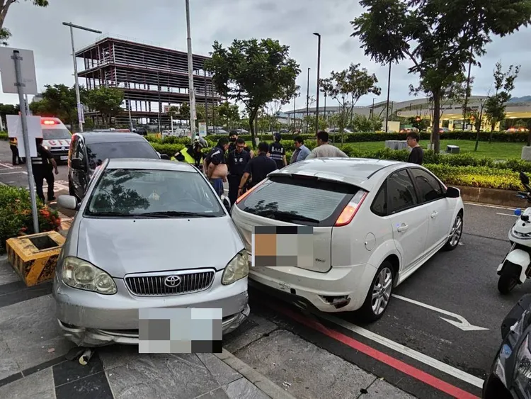 蔣姓退警倒車把鄭嫌車子撞到路邊。民眾提供