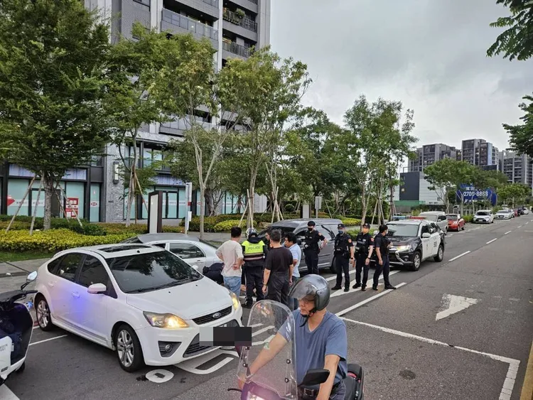 事件發生在好市多北屯店旁，現場多人圍觀。民眾提供