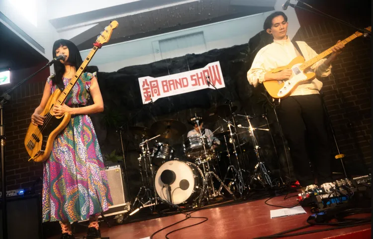 大象體操貝斯手凱婷在今年七月的車禍意外傷後首度開唱。子皿提供