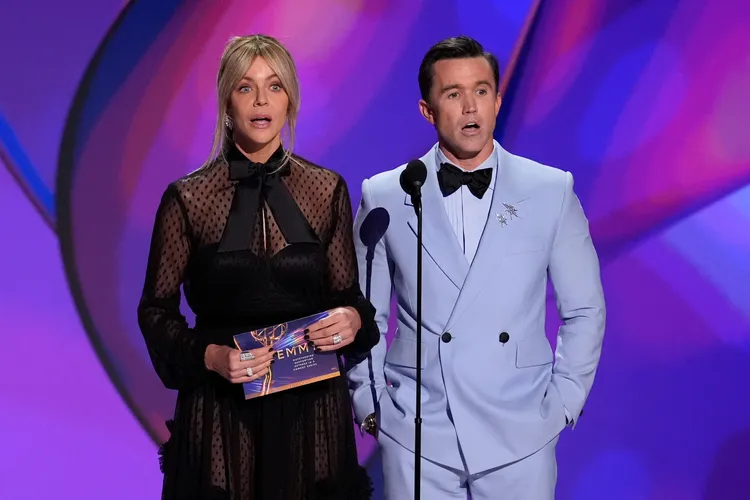 美國男星勞勃麥克亨尼（右）與妻子凱特琳歐森受邀頒獎。美聯社