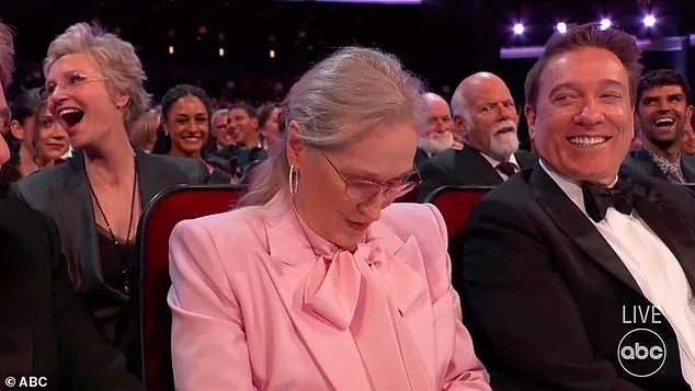 梅姨低頭看似掩飾不悅。翻攝ABC