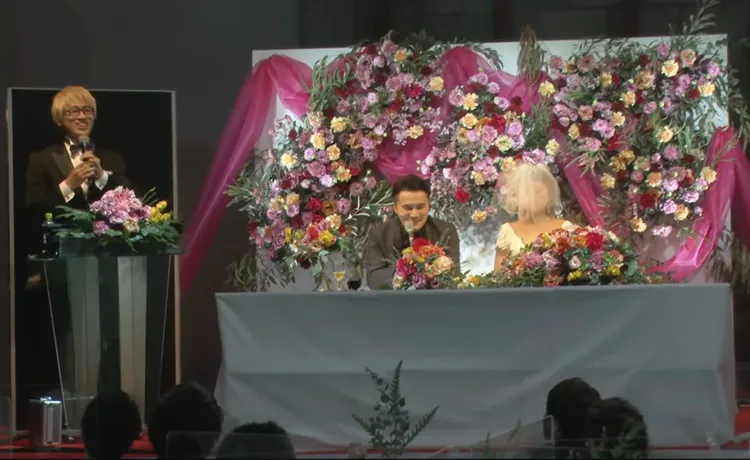 加藤於2022年3月的婚禮直播，新娘全程以婚紗遮臉。翻攝自「加藤純一結婚披露宴」YT直播