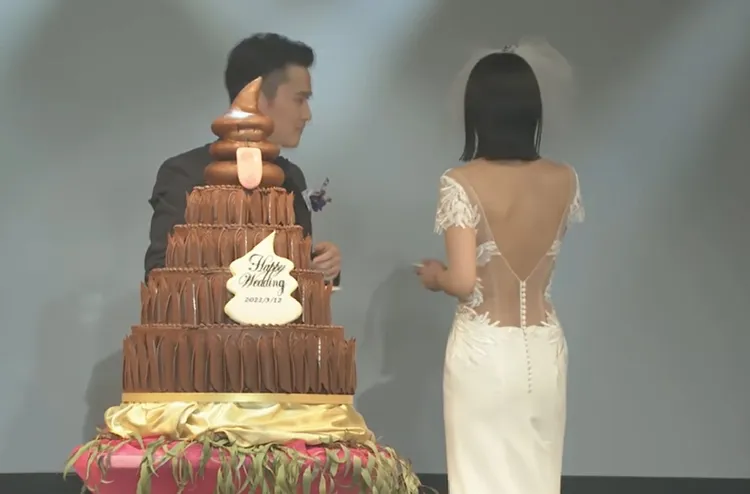 加藤餵食新娘蛋糕時，新娘還特地轉身背向觀眾，露出姣好身材。翻攝自「加藤純一結婚披露宴」YT直播