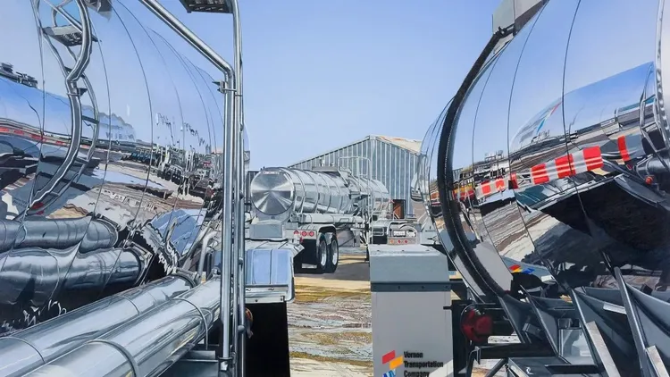 霍姆斯會先用相機照相，再用多張照片合成一幅全景圖，最後以彩色鉛筆畫出細節。翻攝自CNN