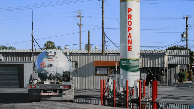 《油箱城市》的畫作展示美國卡車的變遷，畫作甚至花上超過500小時完成。翻攝自CNN