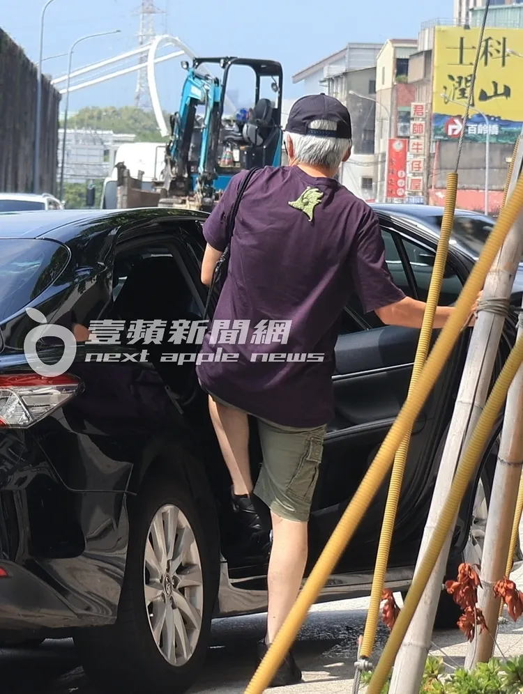 張宇將包包換背正面，隨後快速坐上後座準備返家。特勤中心攝