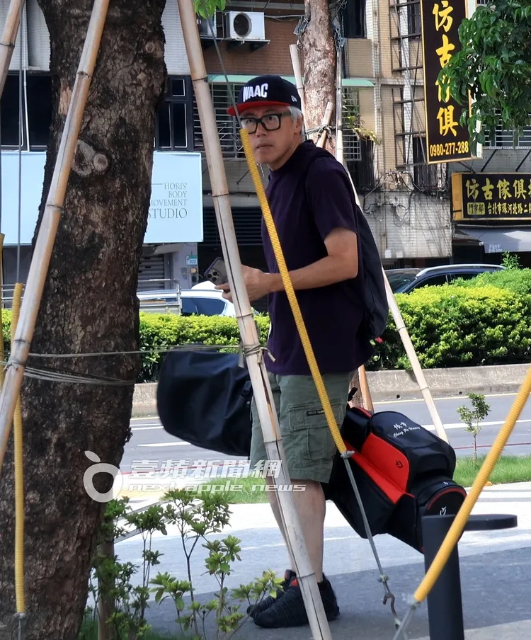 天氣炎熱，張宇不時轉頭查看來車。特勤中心攝