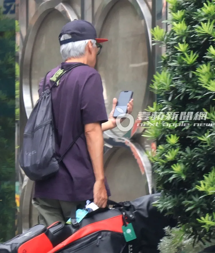 張宇看著手機準備走進新店住處。特勤中心攝