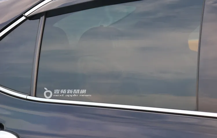 坐在後座的張宇不時低著頭滑手機。特勤中心攝