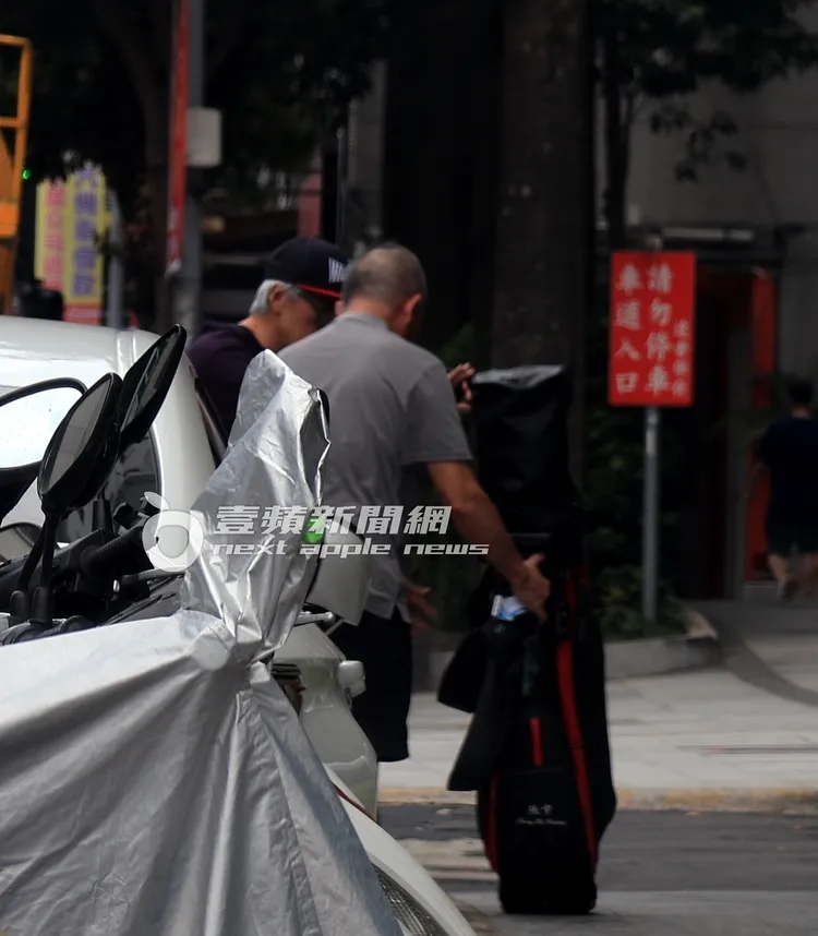 抵達住處後，司機幫忙拿球具，張宇則準備下車。特勤中心攝