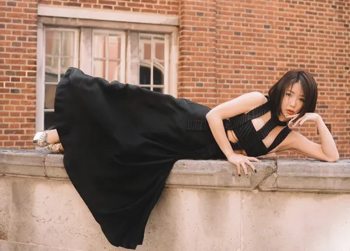 火辣戰袍再+1!郭書瑤俏麗短髮現身 胸前遮一塊布露「南半球」性感爆棚