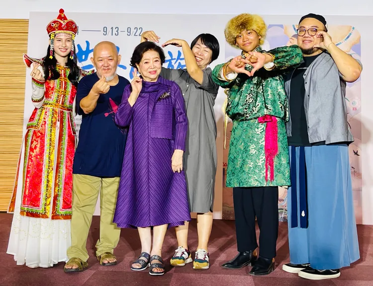 林亭莉（左起）、林正盛、陳淑芳、崔永徽、鍾家駿與葉天倫共同出席世界民族電影節開幕。海鵬影業提供