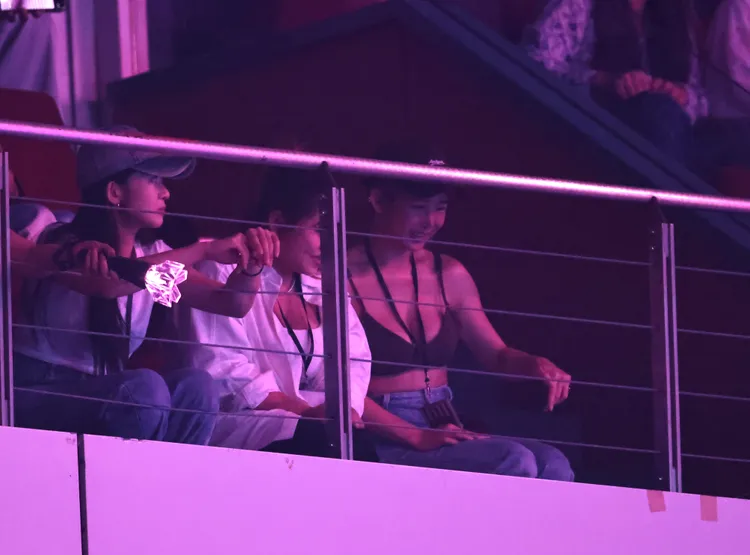 郭書瑤在包廂享受麋先生的好聲音。娛樂中心攝