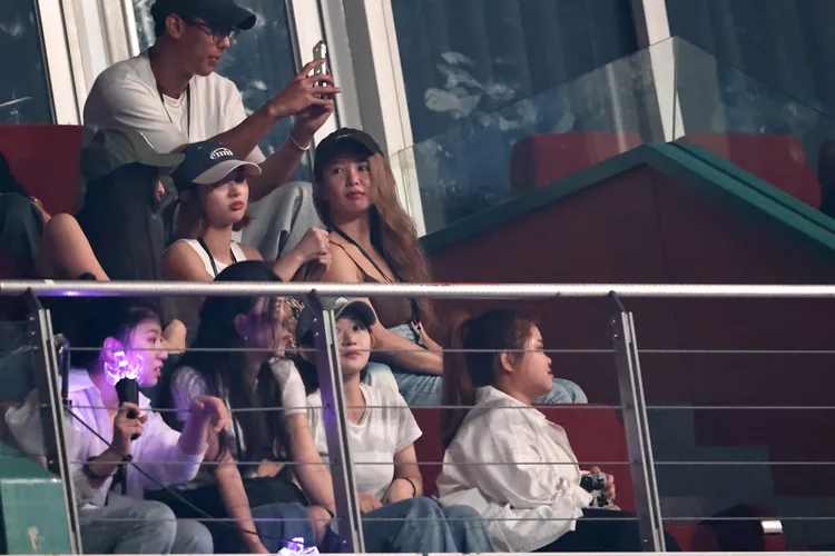 郭書瑤坐在包廂聆聽。娛樂中心攝