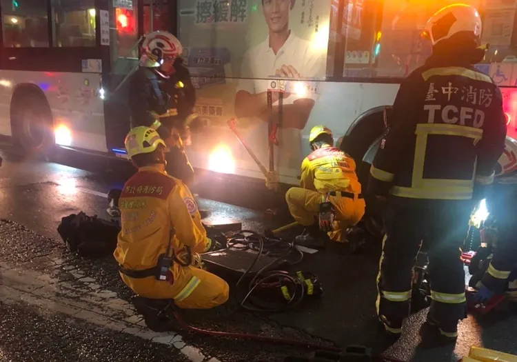 林姓女大生被壓在公車底下，送醫不治。民眾提供