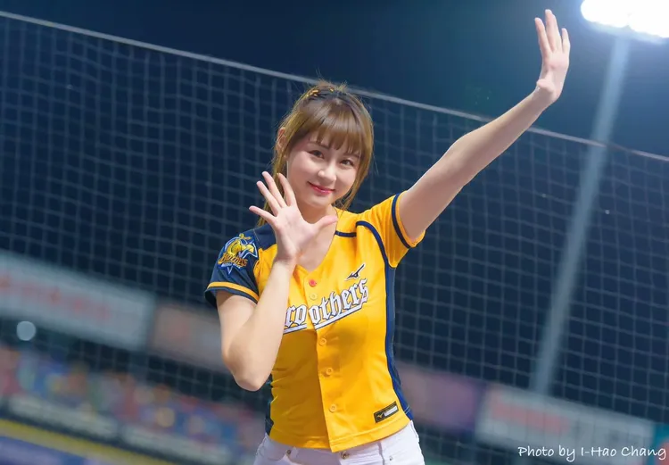 中信兄弟啦啦隊成員女神短今。取自短今IG