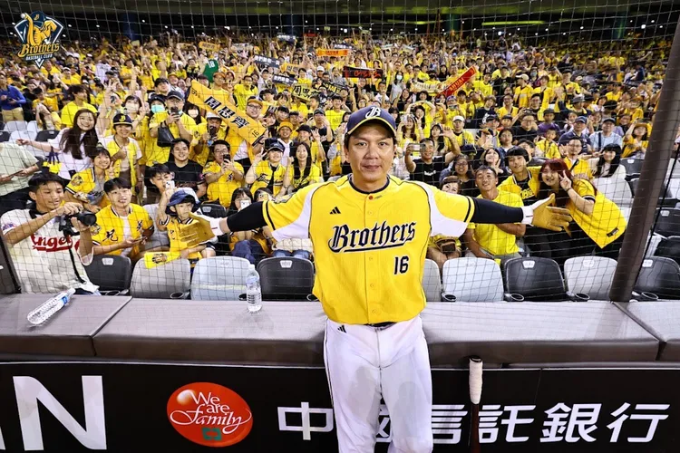 周思齊跟球迷合影留念。中信兄弟