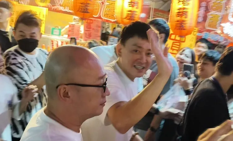 國片《角頭—大橋頭》包括演員王識賢等人，昨晚現身瑞豐夜市，引來粉絲聚集。翻攝自瑞豐夜市官網