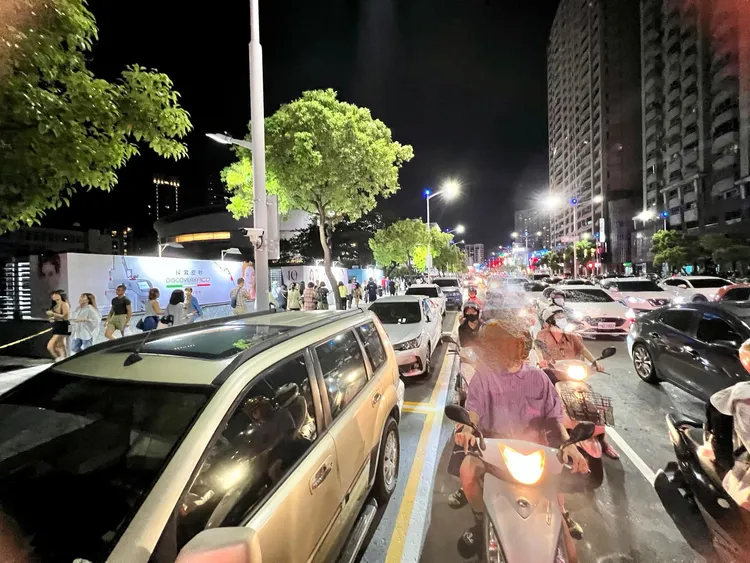 高雄巨蛋商圈昨晚被車潮塞爆，網友哀喊：「塞到不行，騎博愛路整個好厭世」。翻攝自巨蛋商圈官網