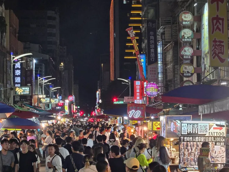 高雄瑞豐夜市昨晚因國片《角頭—大橋頭》演員現身掃街，引來人潮。翻攝自陳其邁臉書