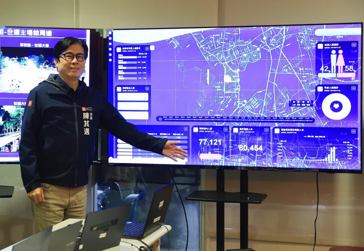 高雄市長陳其邁昨日晚間在高雄世運主場館親自督軍，為演唱會迎來的8萬人潮疏散把關。翻攝自陳其邁臉書