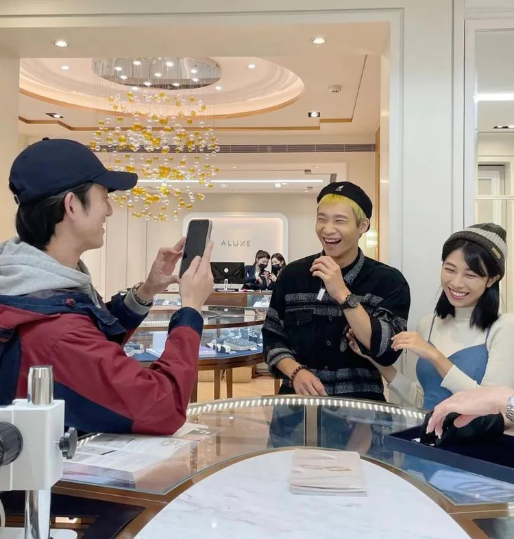 吳慷仁（左）替黃冠智、小綠挑婚戒，還開心幫他們拍照。翻攝自黃冠智IG