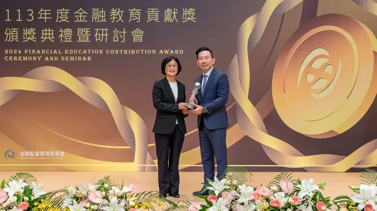 中信銀行榮獲金管會「113年度金融教育貢獻獎」最佳協力獎，金管會副主委邱淑貞（左）頒獎給中信銀行總經理楊銘祥（右）。中信銀行提供