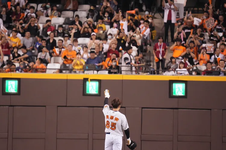 周思齊向誠泰球迷致意。  彭欣偉攝