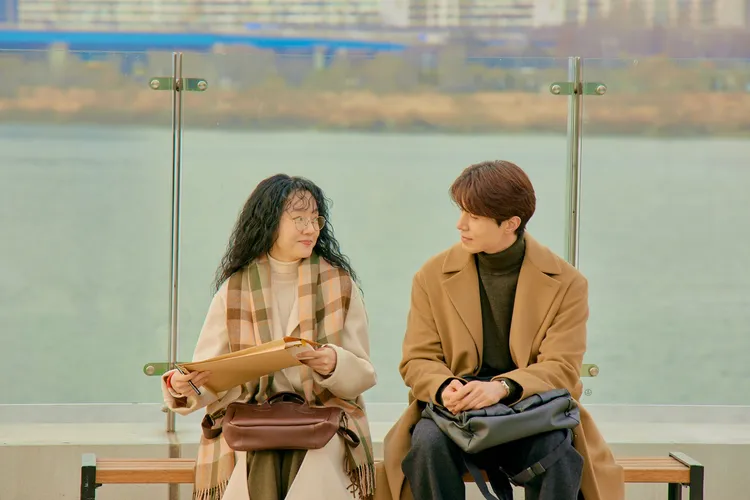 林秀晶（左）認為合作過的男演員中，與李棟旭最有默契。車庫娛樂提供