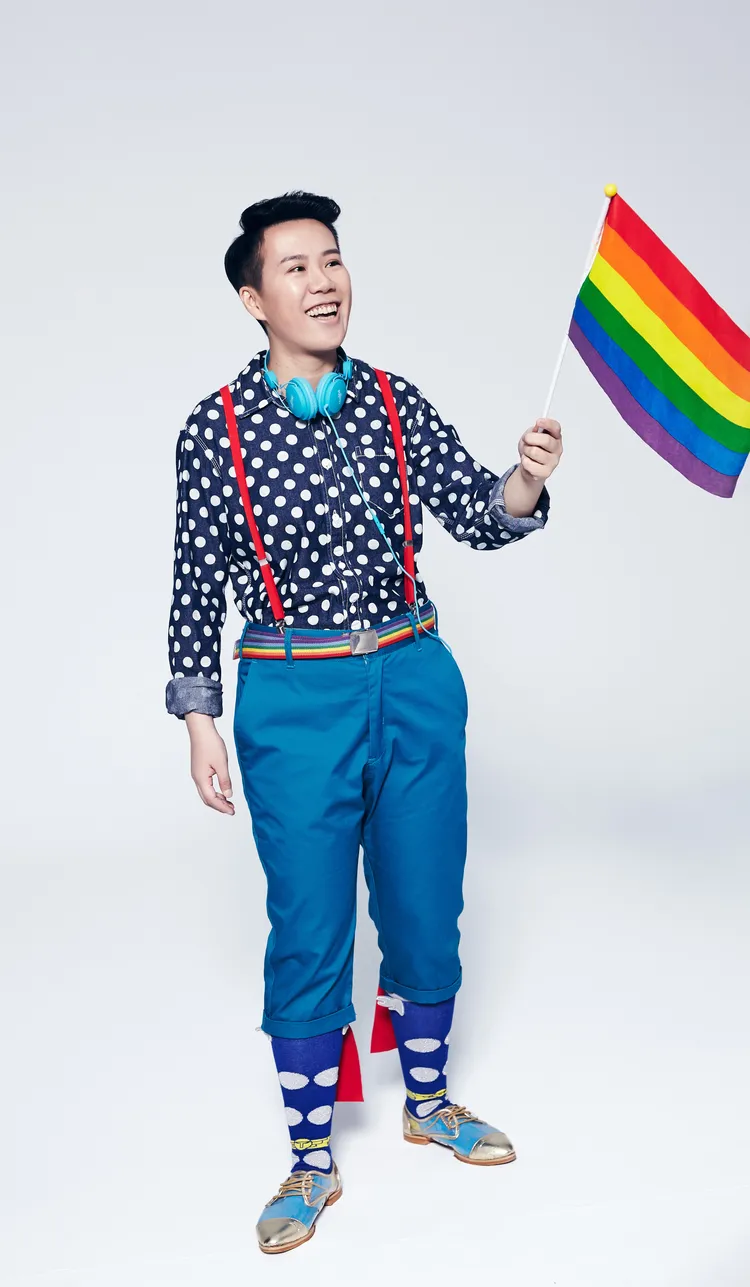 「臺北市彩虹觀光巴士Tour」喜劇演員、主持人-酸酸吳映軒。新視紀整合行銷提供