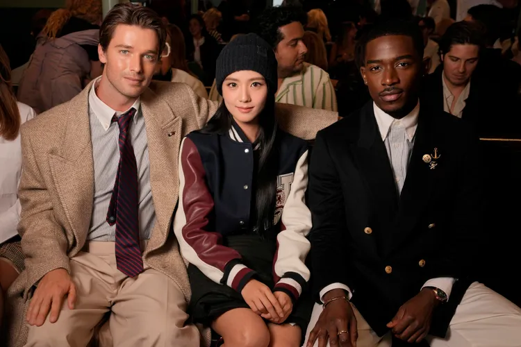 美國演員Patrick Schwarzenegger（左起）與Jisoo、英國演員Damson Idris合影。品牌提供