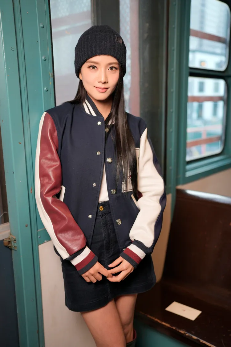 Jisoo化身為清新的美式校園學姊模樣。品牌提供