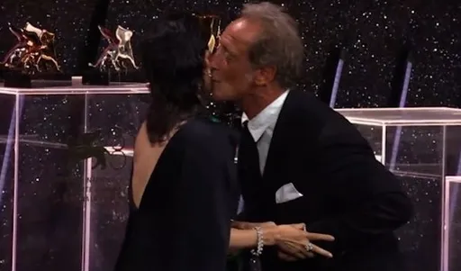 章子怡疑被65歲威尼斯影帝「鹹豬嘴」!他又親又摟她一臉錯愕