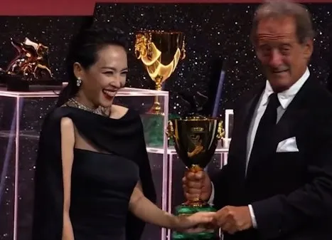 章子怡被「鹹豬嘴」後一臉尷尬。翻攝梵一微博