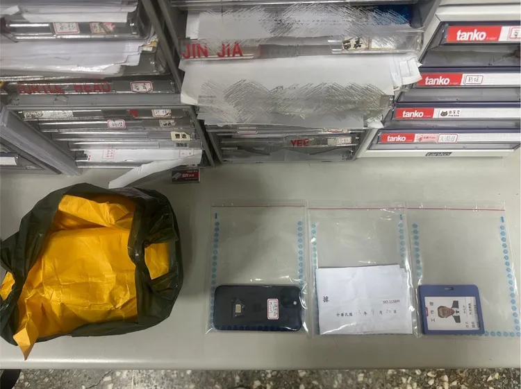 警方查扣犯罪聯繫手機1支、假冒姓名工作證、姓名印章、收款收據及面交金額新臺幣380萬等證物。翻攝畫面