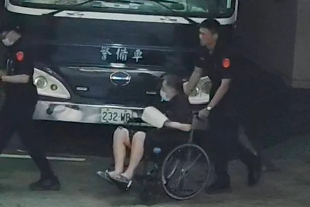 威京集團主席沈慶京二度被提訊，他坐輪椅、裝尿管應訊。張欽攝