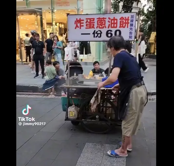 攤販起火一旁民眾坐在旁邊沒人要救，瓦斯桶若爆炸不堪設想。翻攝自threads