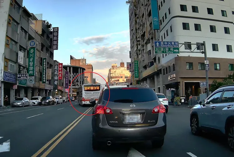 公車疑似為了搶快左轉，跨越雙黃線逆向行駛。民眾提供