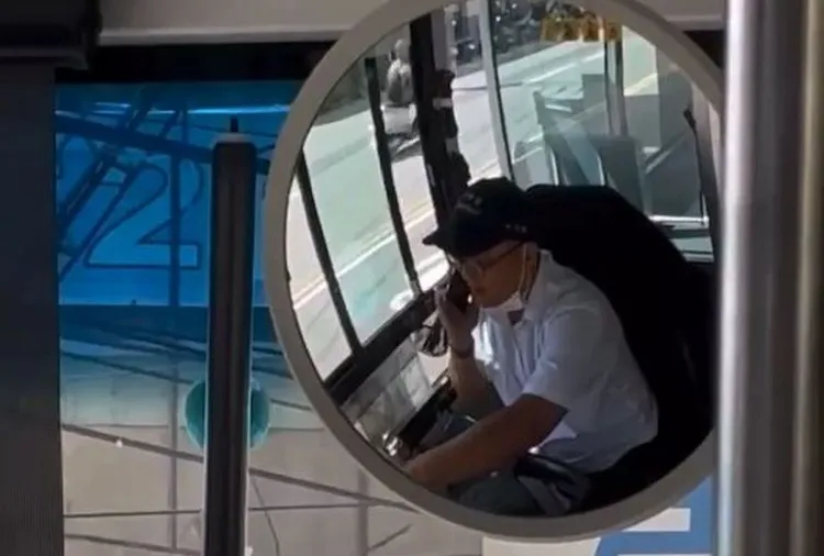 公車駕駛行進間持手機通話，單是影片拍到就持續達75秒。民眾提供