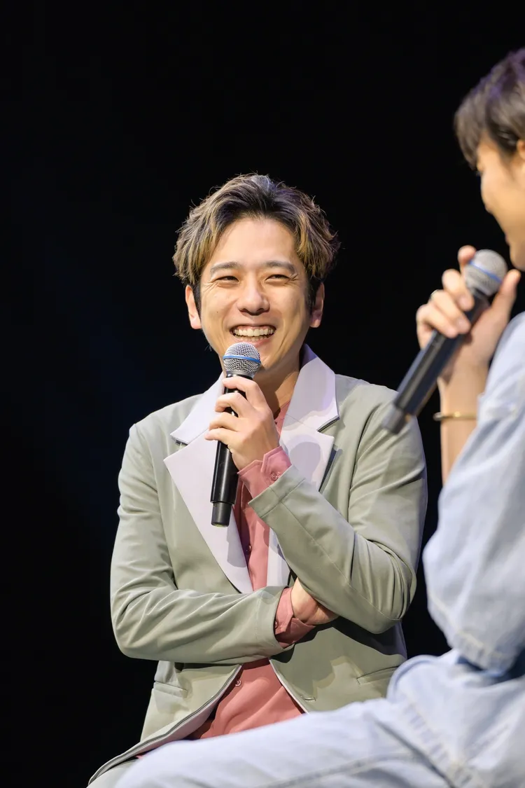 二宮和也收到劇中使用的手術鑷子，大讚挑魚刺很好用。大鴻藝術BIG ART提供