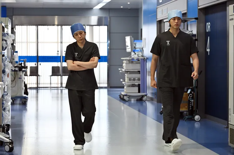 二宮和也（左）第2季手術戲從頭拍到尾，竹內涼真笑吐他終於體會到其他人的心情。翻攝官方X（推特）